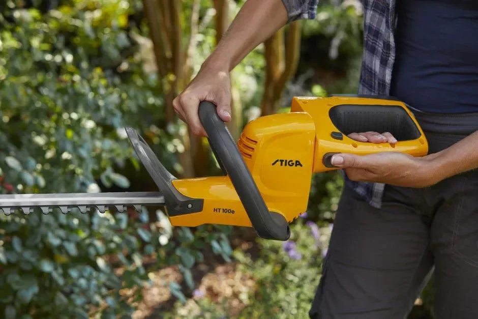 Stiga HT 100e Kit akkupensasleikkuri -setti - Puutarhakone