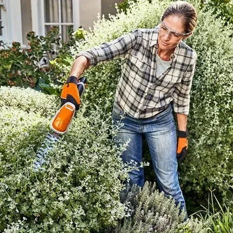 STIHL HSA 26 akkupensasleikkuri -setti - Puutarhakone