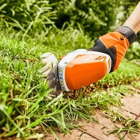 STIHL HSA 26 akkupensasleikkuri -setti - Puutarhakone